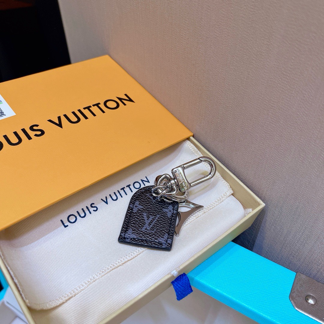 Bagsaaa L0vis Vvtt0n Key Holder Tag