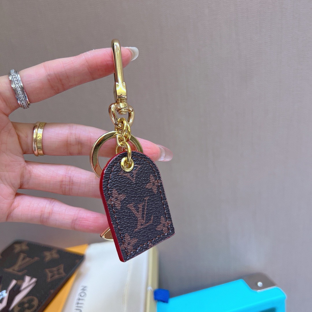 Bagsaaa L0vis Vvtt0n Key Holder Tag