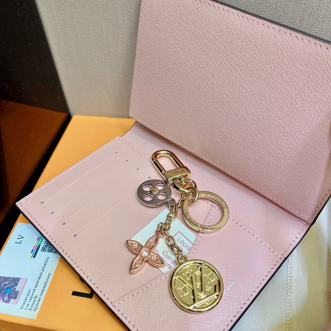 Bagsaaa L0vis Vvtt0n Keychain and Bag Charm