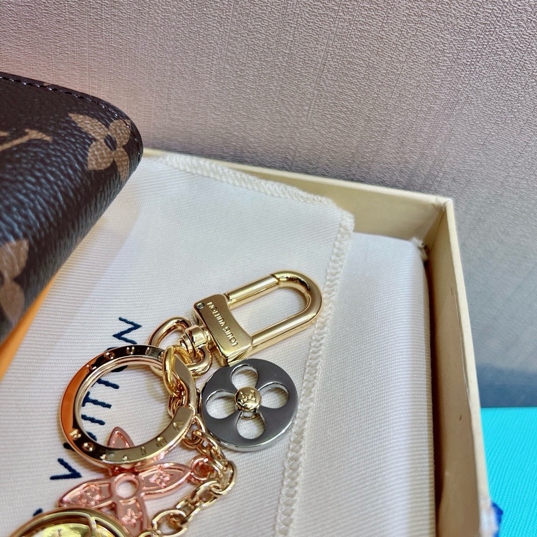 Bagsaaa L0vis Vvtt0n Keychain and Bag Charm