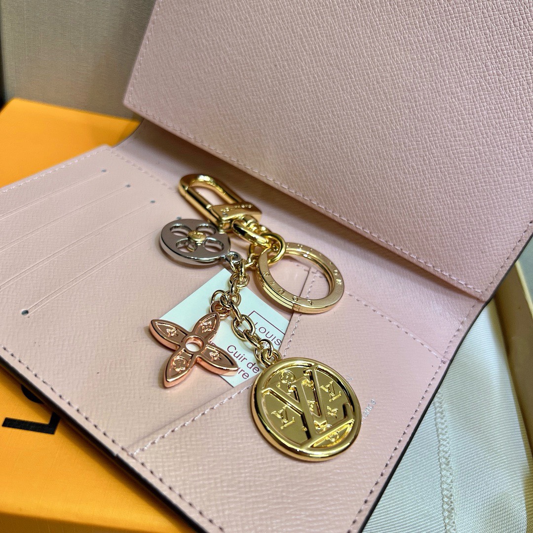 Bagsaaa L0vis Vvtt0n Keychain and Bag Charm