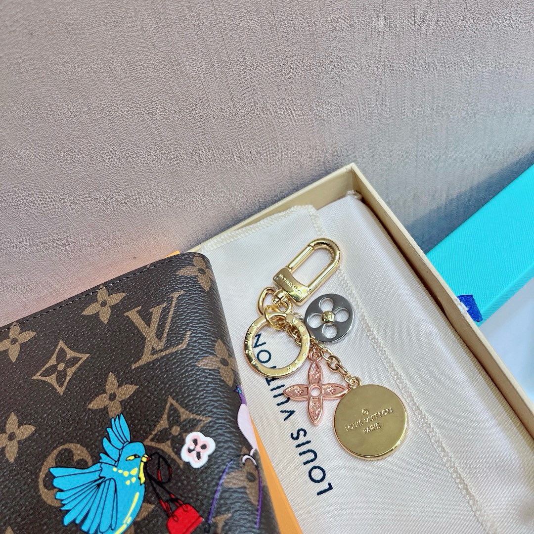 Bagsaaa L0vis Vvtt0n Keychain and Bag Charm