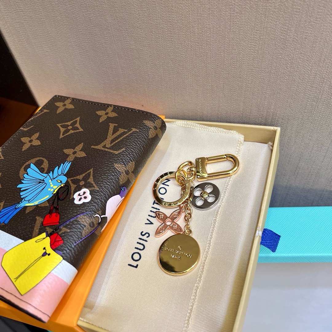 Bagsaaa L0vis Vvtt0n Keychain and Bag Charm