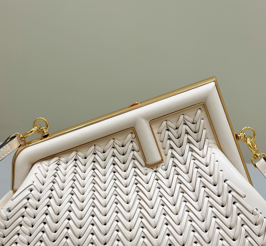 Bagsaaa F**di First Woven In White - 26*9.5*18cm