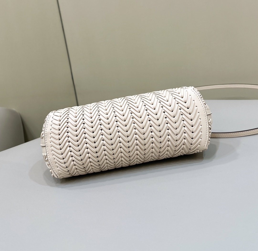 Bagsaaa F**di First Woven In White - 26*9.5*18cm
