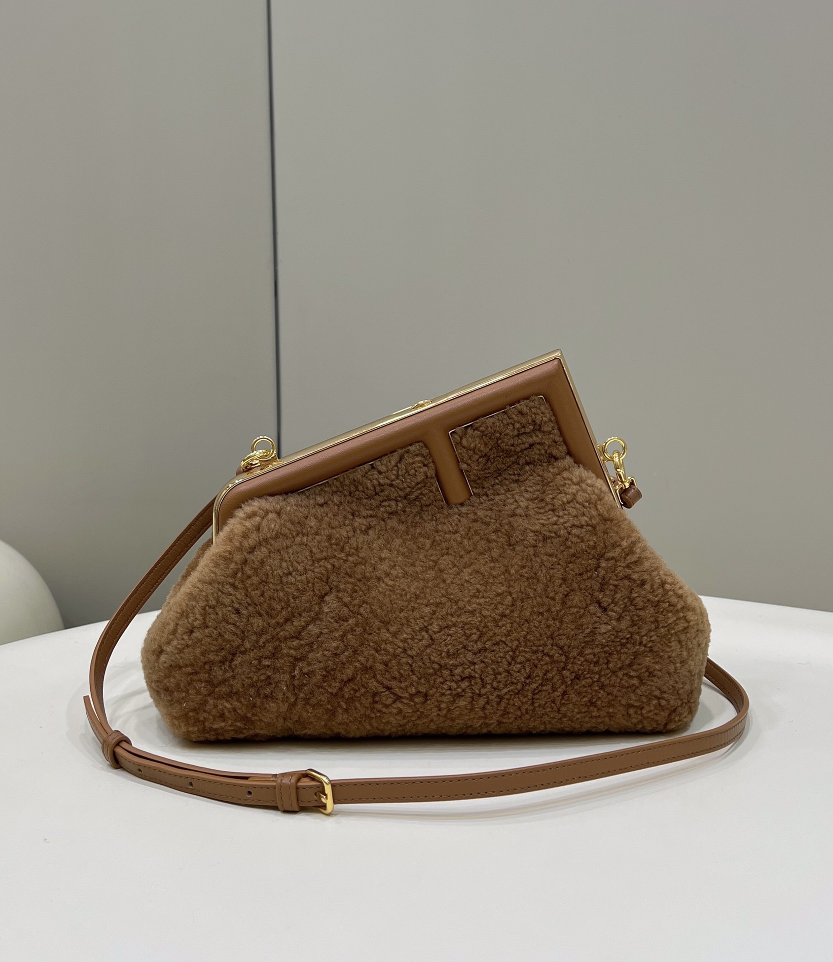 Bagsaaa F**di First Dark Brown Shearling Bag - 26*9.5*18cm