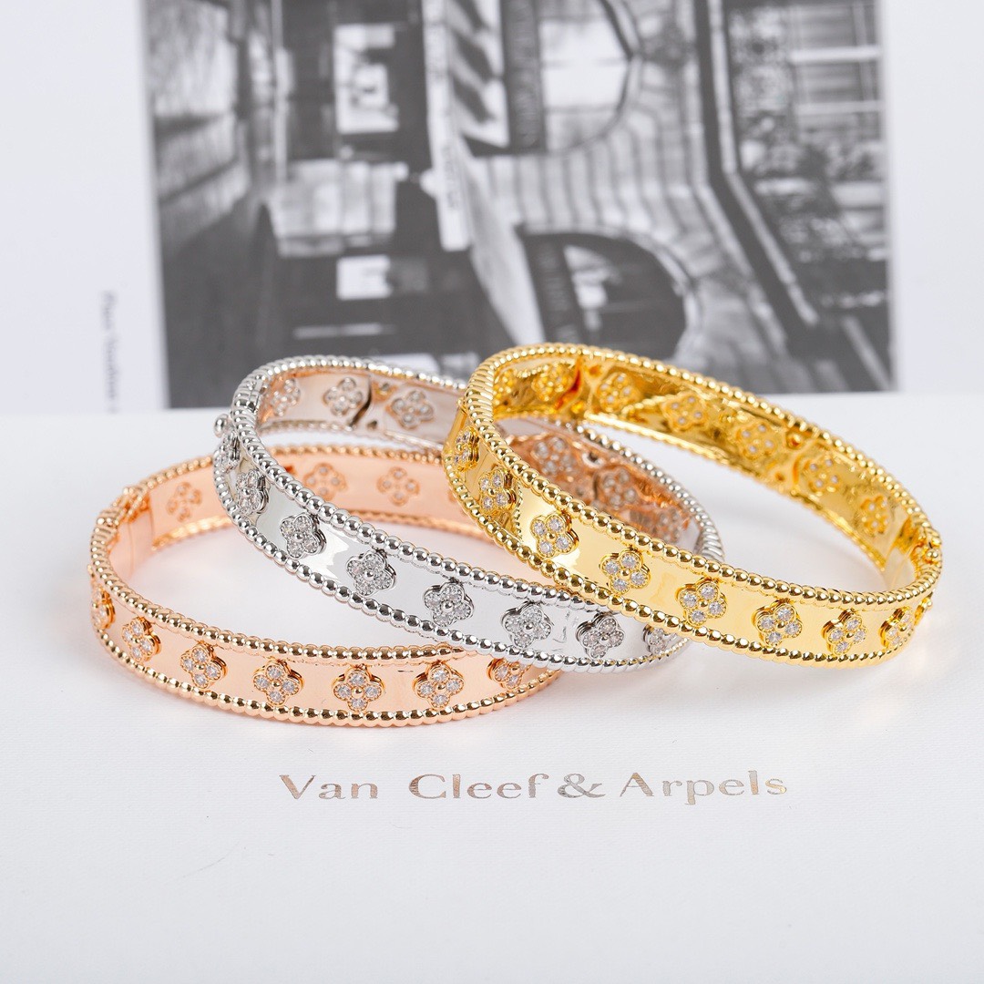 Bagsaaa V*n Cl**f & Arp*1s Perlee clovers bracelet 02