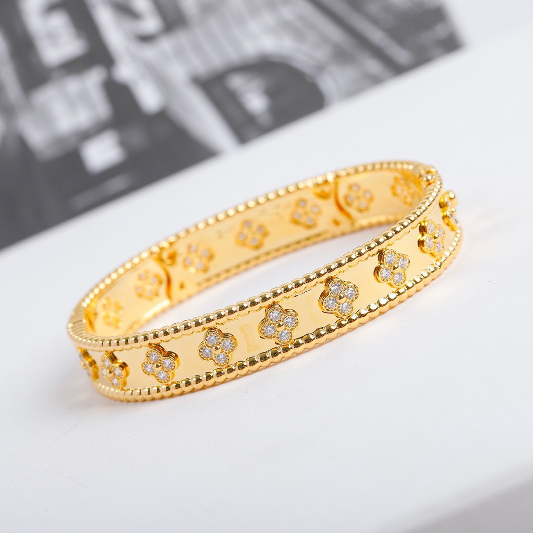 Bagsaaa V*n Cl**f & Arp*1s Perlee clovers bracelet 02