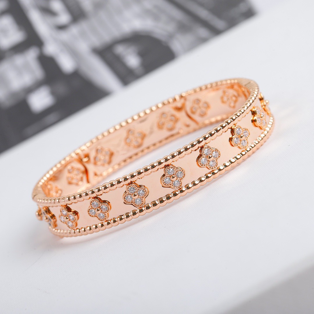 Bagsaaa V*n Cl**f & Arp*1s Perlee clovers bracelet 02