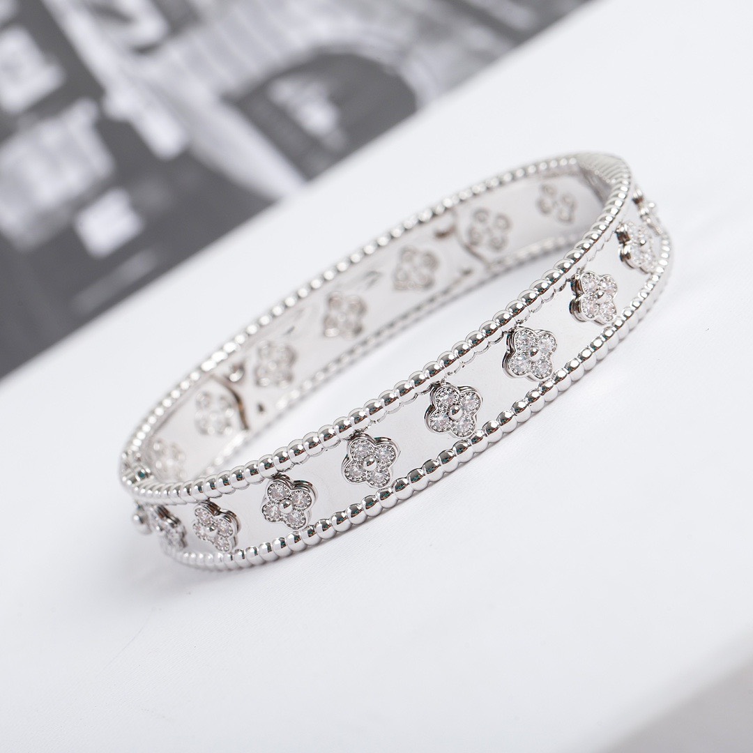 Bagsaaa V*n Cl**f & Arp*1s Perlee clovers bracelet 02