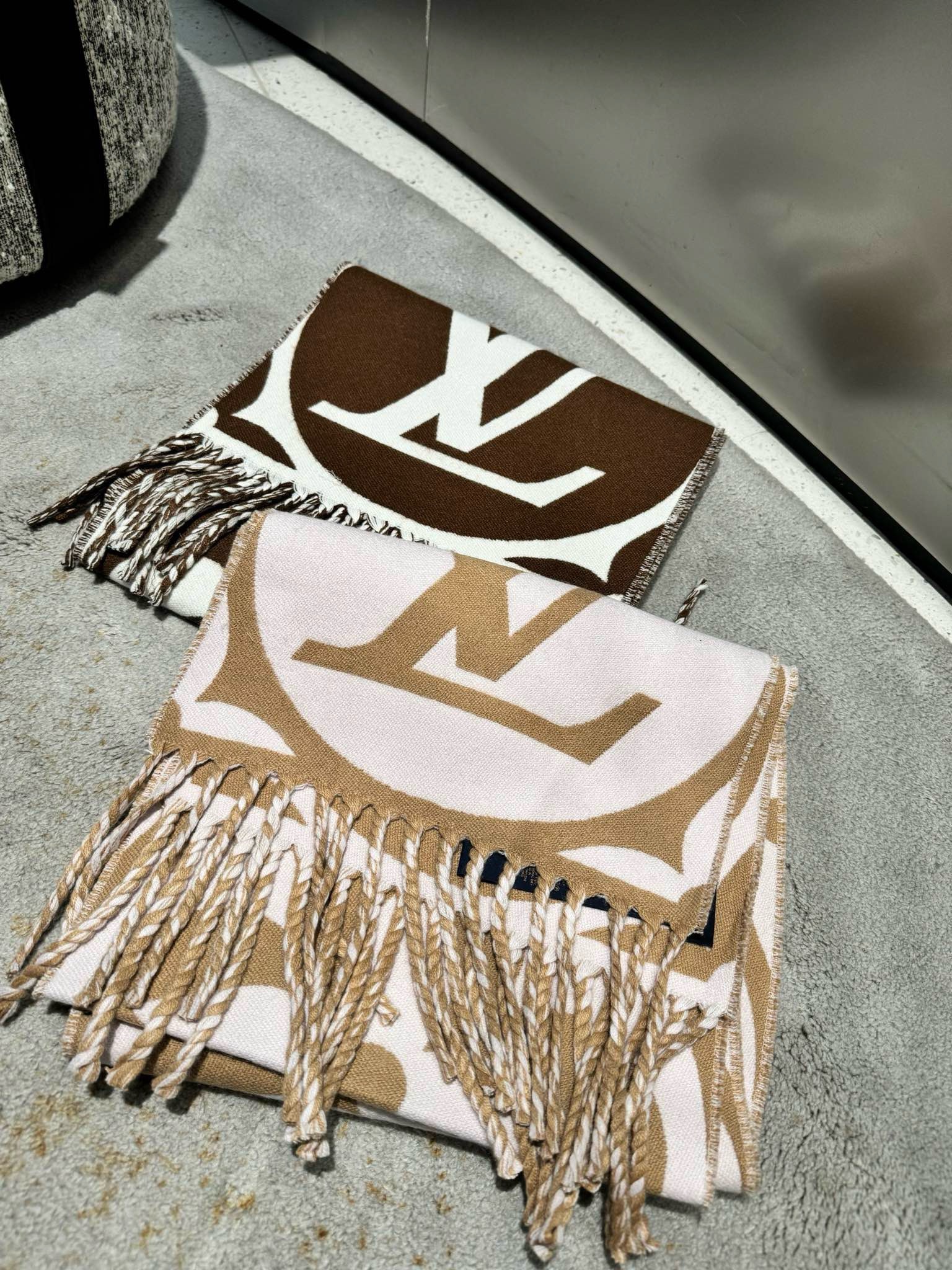 Bagsaaa L0vis Vvtt0n Medallion Scarf