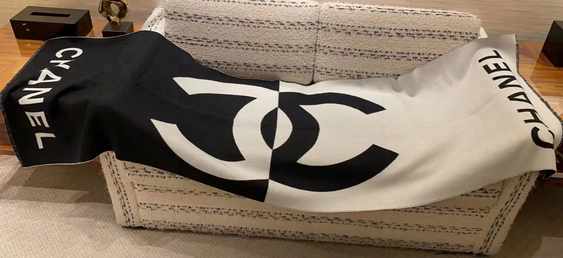 Bagsaaa Ch**el CC Logo Black & White Scarf