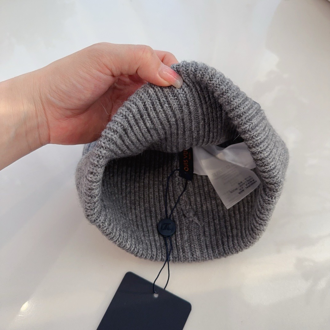 Bagsaaa L0vis Vvtt0n Beanie gray hat