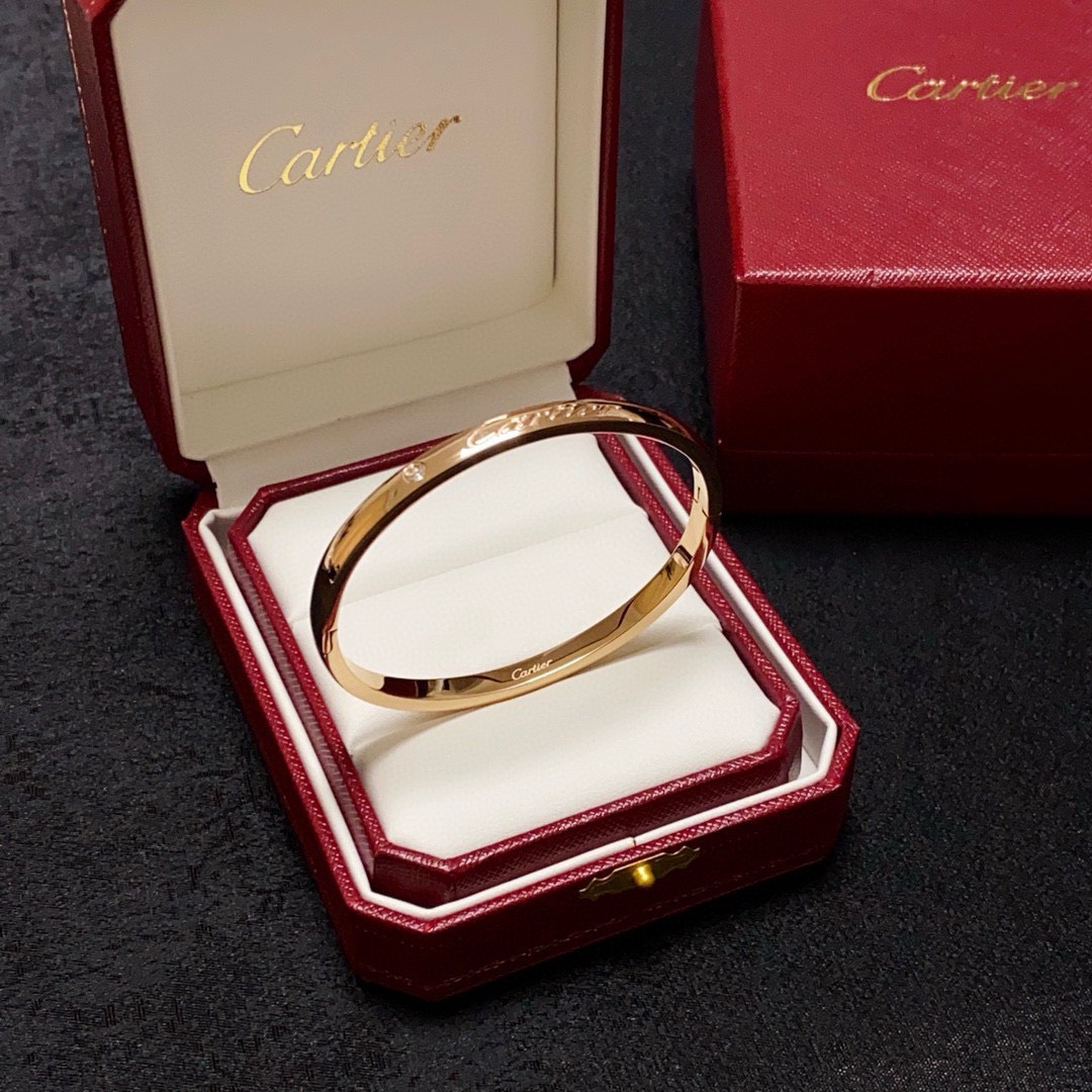 Bagsaaa Ca*t1er Bracelet With D1am0nd