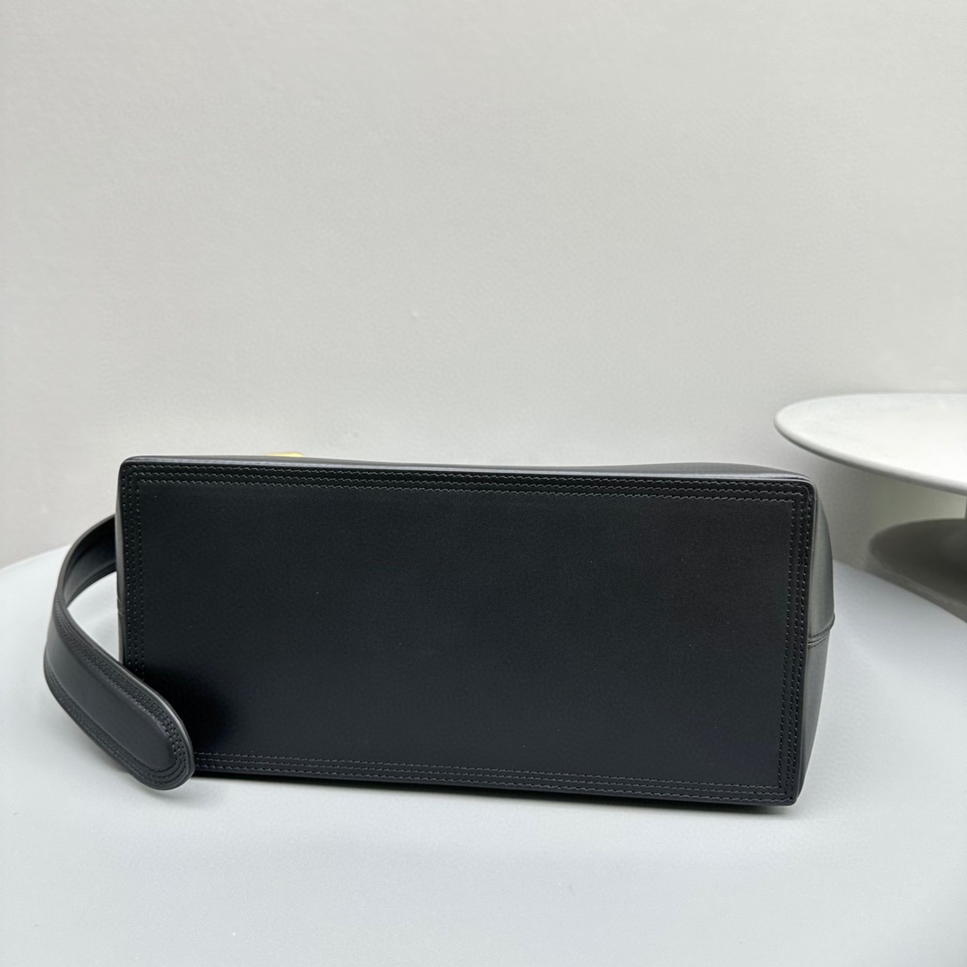 Bagsaaa Jacquemus Le Regalo Buckled Bucket Bag In Black - 30*33*14CM