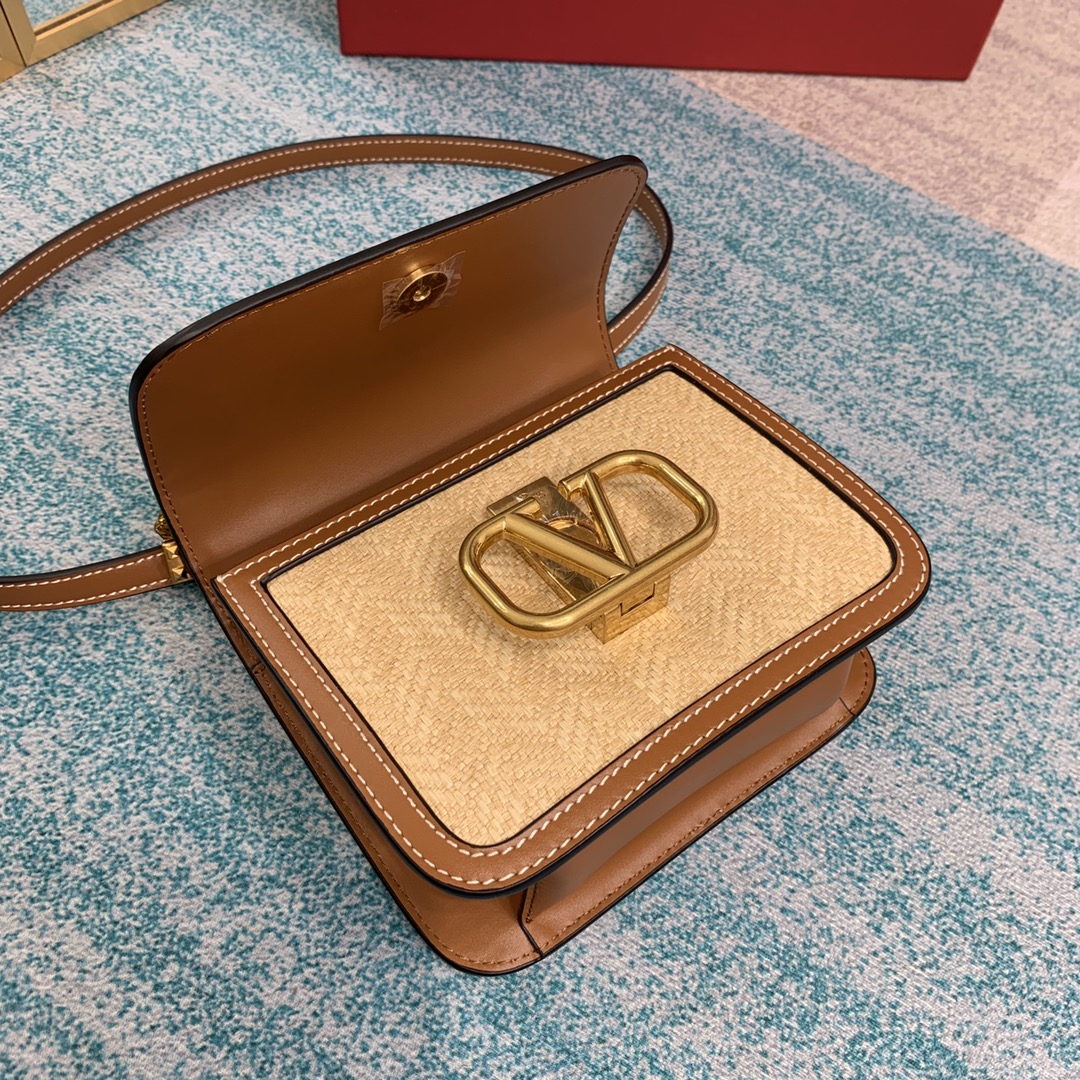 Bagsaaa Va1e*ntin0 Small Vlogo Shoulder Bag In Straw - 18*16*8.5 cm
