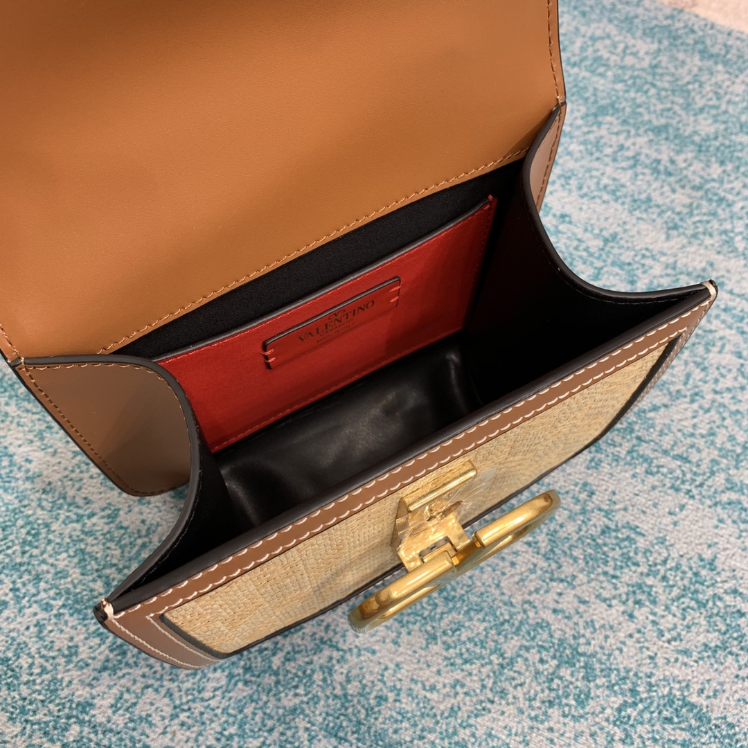 Bagsaaa Va1e*ntin0 Small Vlogo Shoulder Bag In Straw - 18*16*8.5 cm