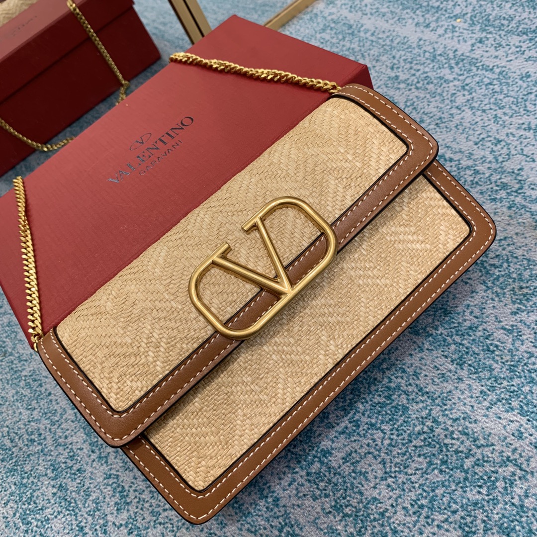 Bagsaaa Va1e*ntin0 Medium Vlogo Shoulder Bag In Straw - 20x10x5.5cm