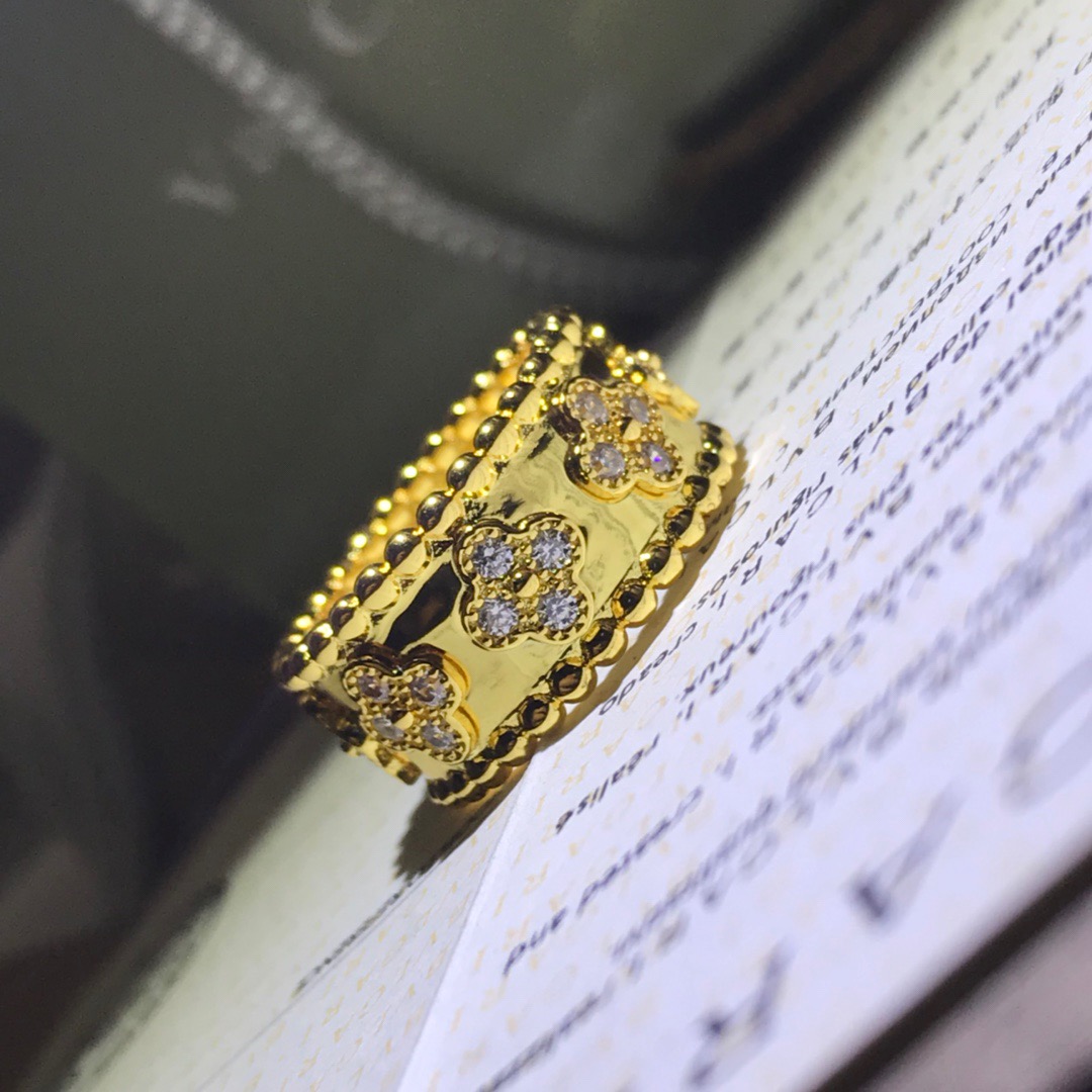 Bagsaaa V*n Cl**f & Arp*1s Perlee clovers ring with D1am0nd