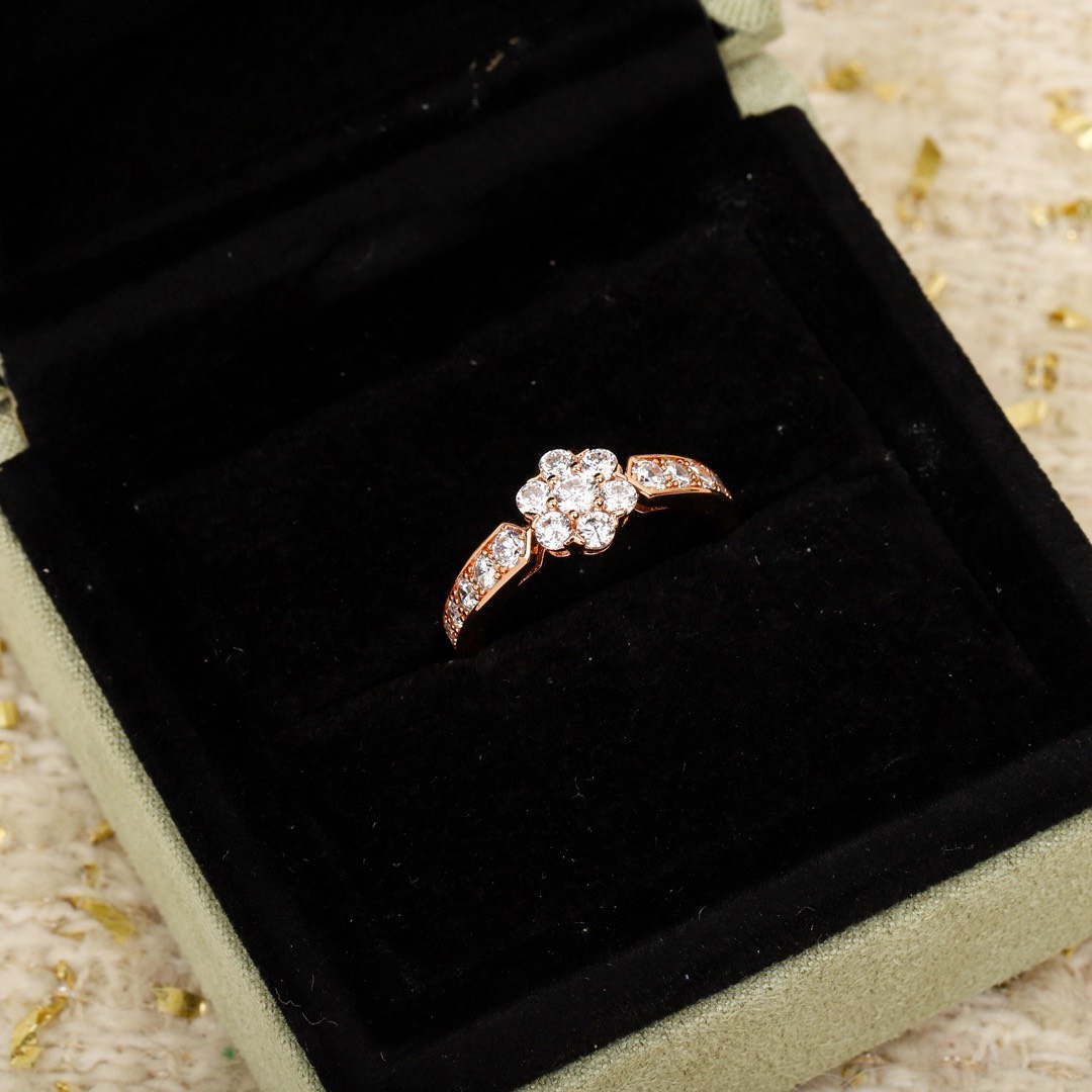 Bagsaaa V*n Cl**f & Arpel Flower D1am0nd Ring