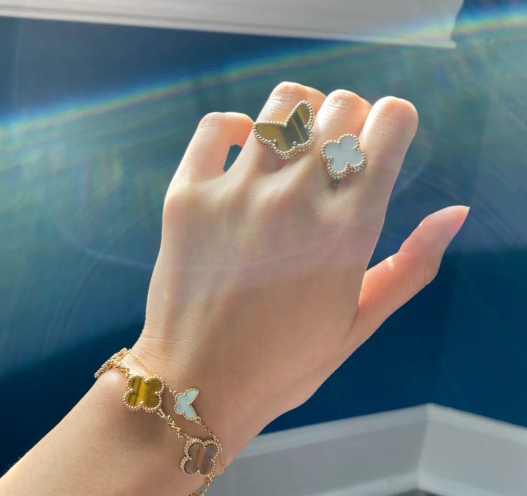 Bagsaaa V*n Cl**f & Arp*1s Magic Alhambra, Butterfly Between the Finger