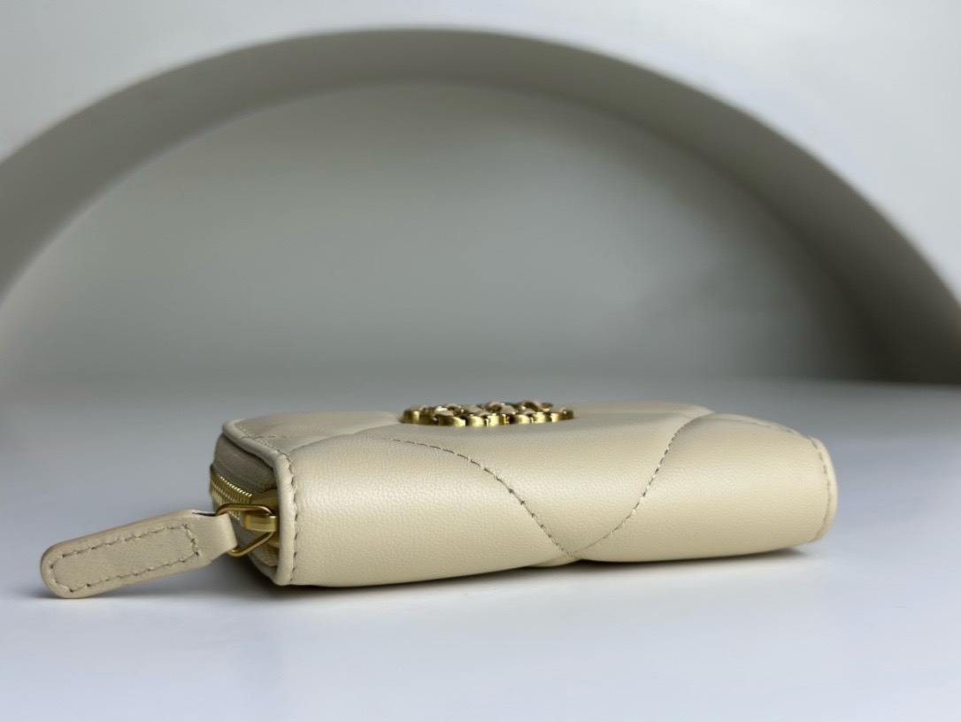 Bagsaaa Chane 19 Coin Purse Light Yellow Gold Hardware - 7.5×2×11.cm