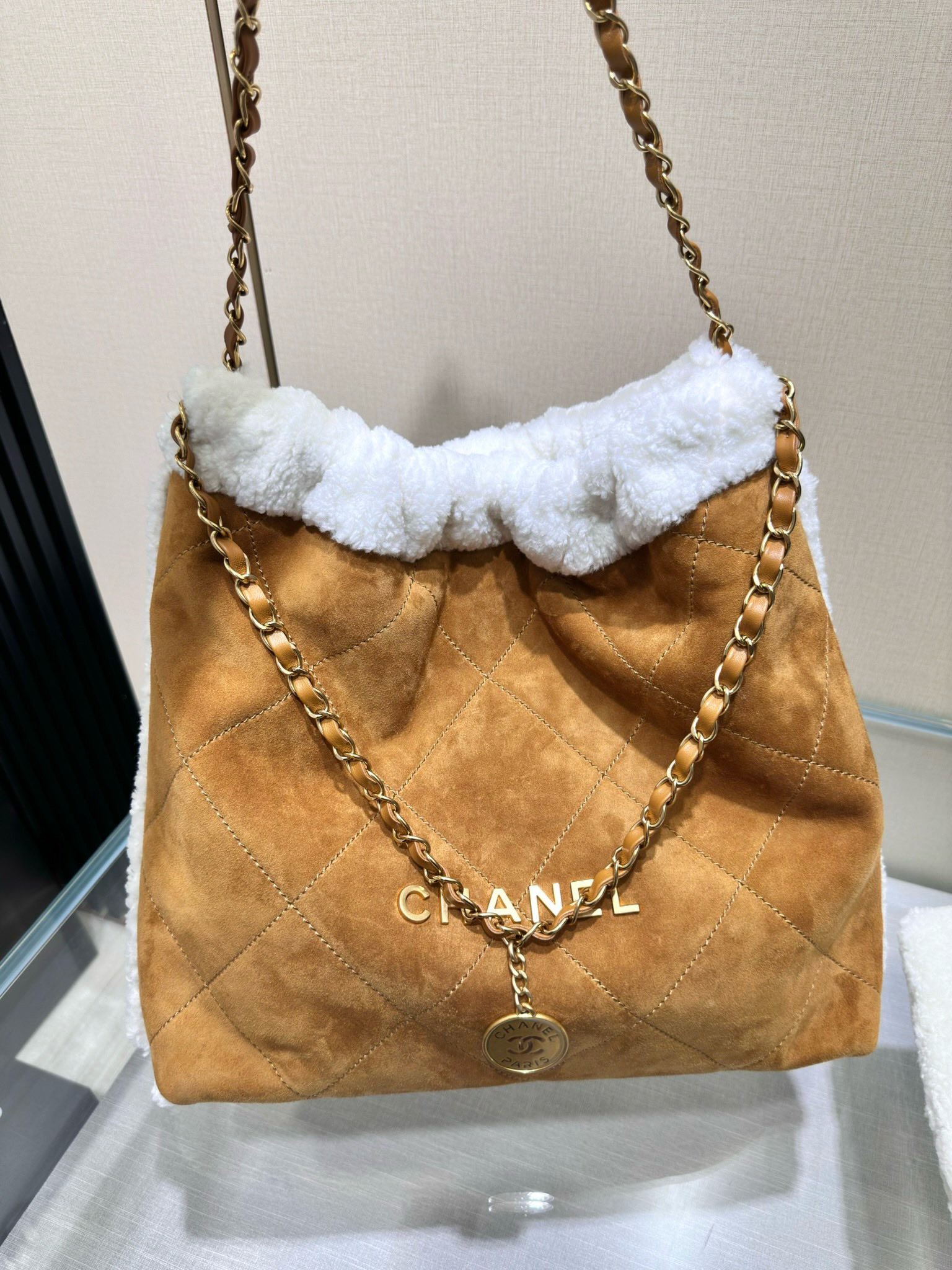Bagsaaa Ch**el 22 Handbag AS3261 Suede Lambskin Beige & White - 39 × 42 × 8 cm