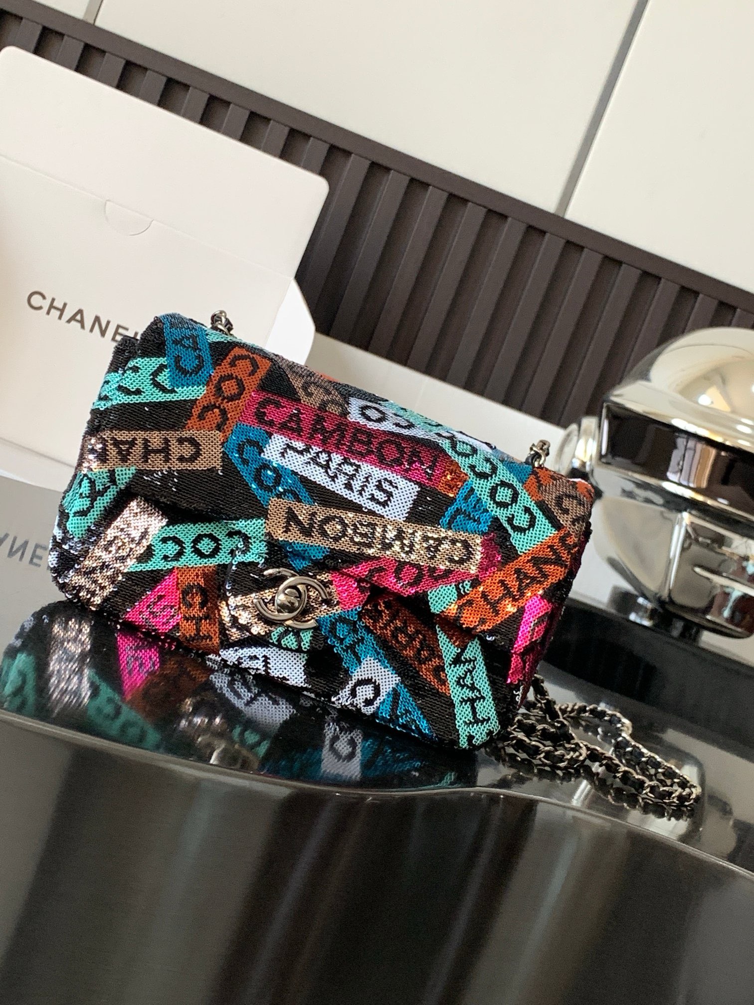 Bagsaaa Ch**el Sequins & Ruthenium-Finish Metal Multicolour - 14 × 22 × 7 cm