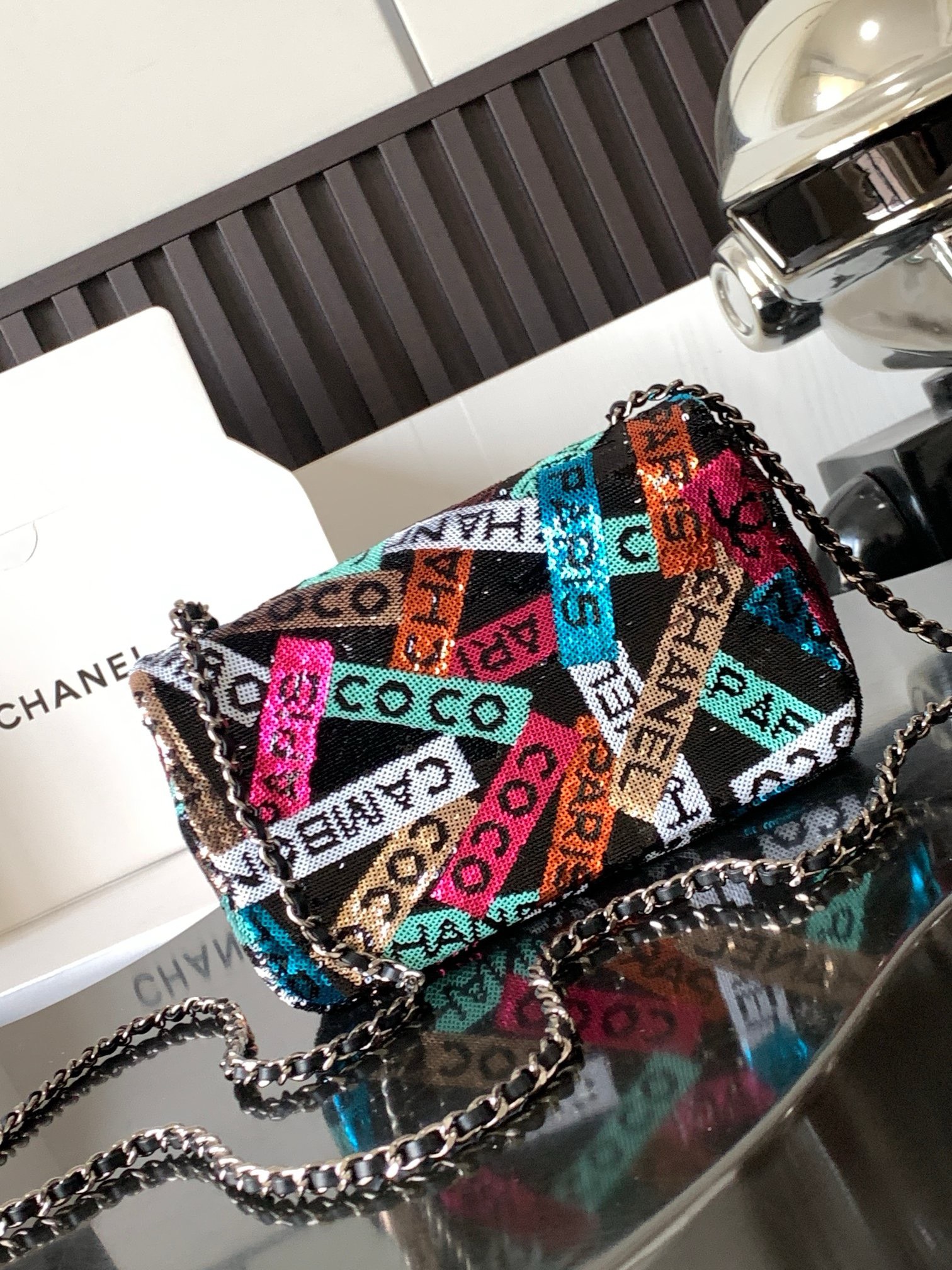 Bagsaaa Ch**el Sequins & Ruthenium-Finish Metal Multicolour - 14 × 22 × 7 cm
