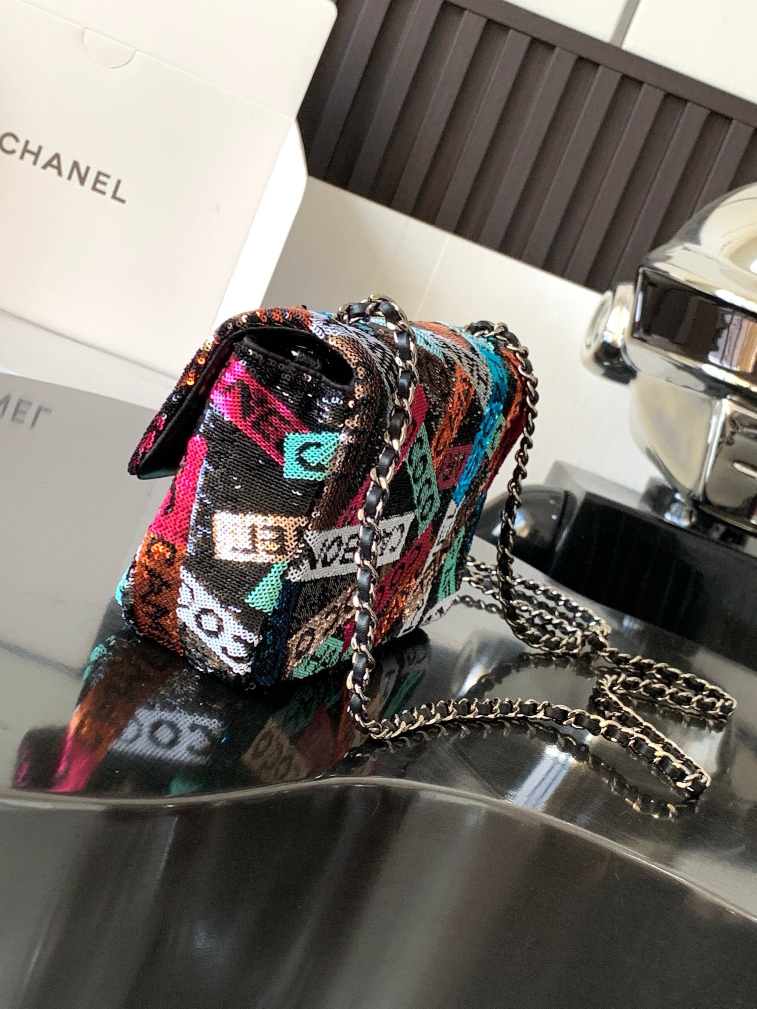 Bagsaaa Ch**el Sequins & Ruthenium-Finish Metal Multicolour - 14 × 22 × 7 cm