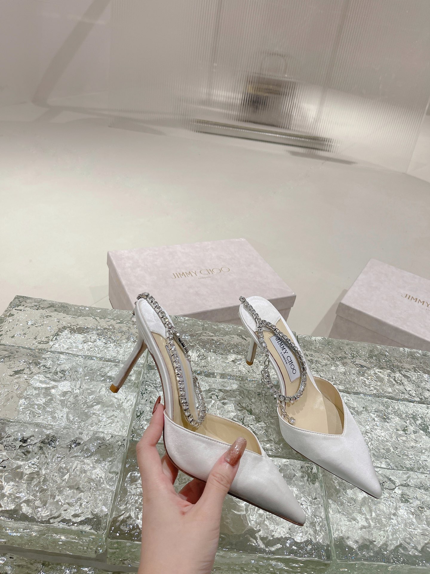 Bagsaaa J1m*y Ch00 Saeda 100 embellished satin pumps in white
