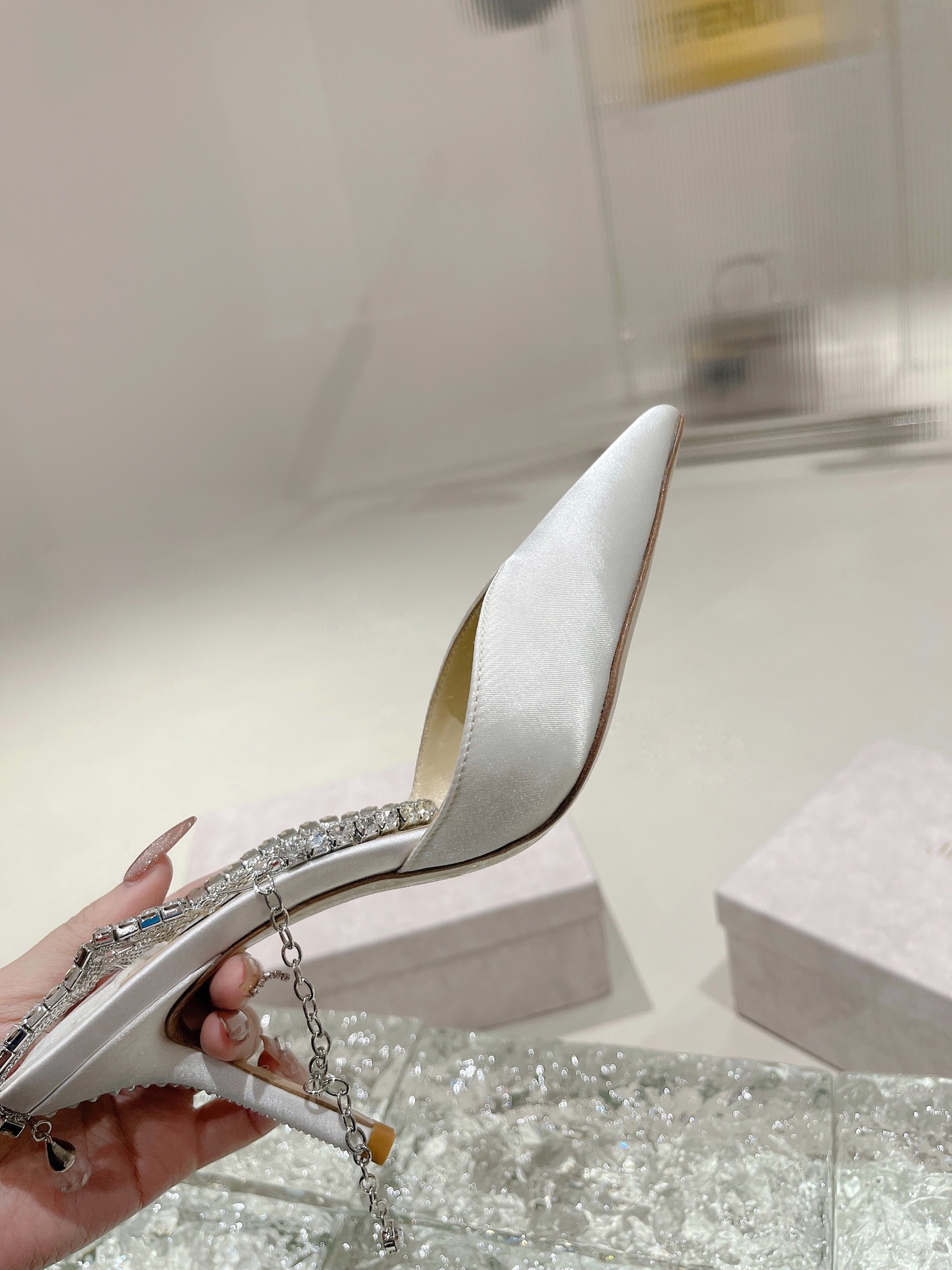 Bagsaaa J1m*y Ch00 Saeda 100 embellished satin pumps in white