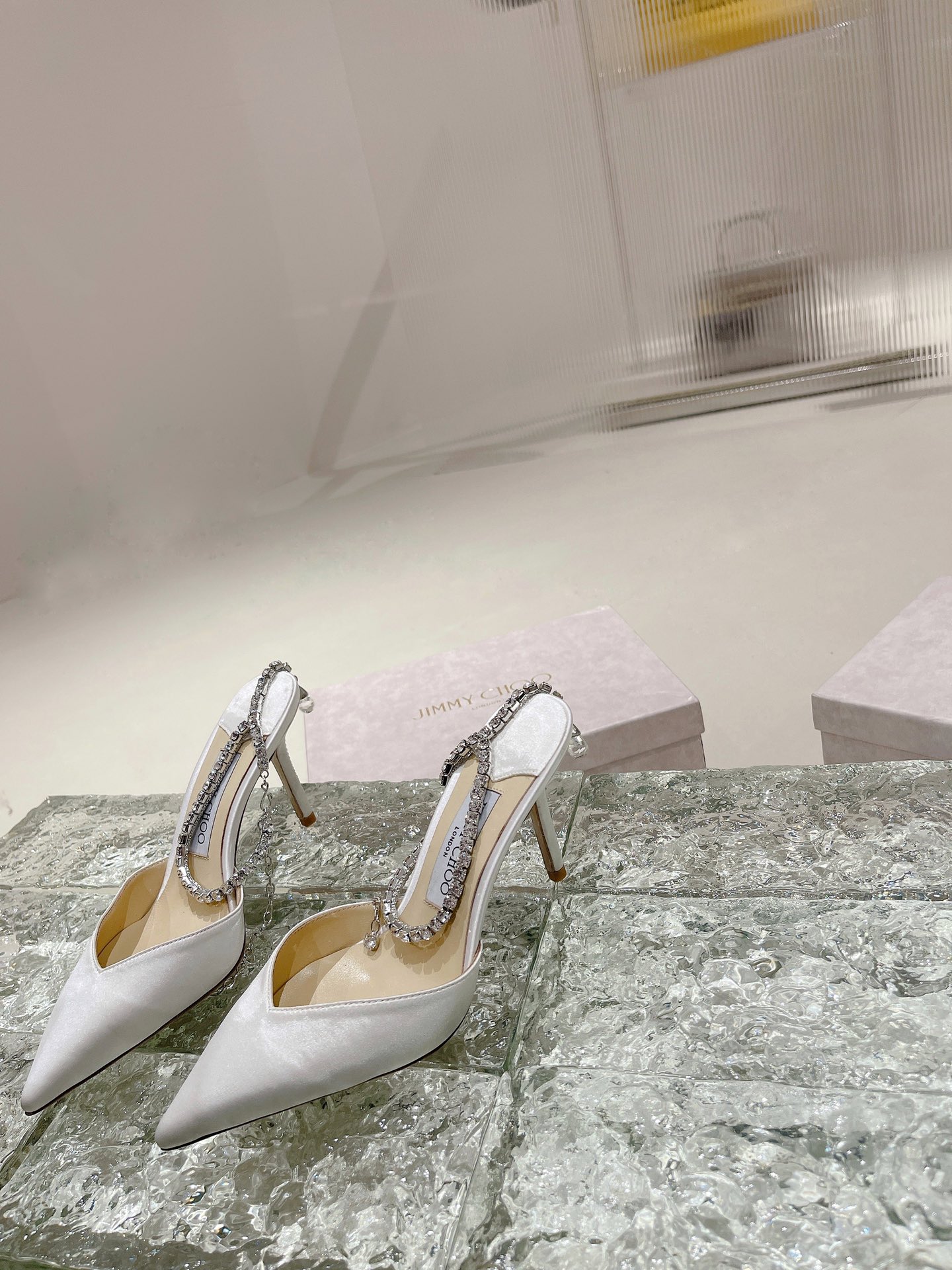 Bagsaaa J1m*y Ch00 Saeda 100 embellished satin pumps in white