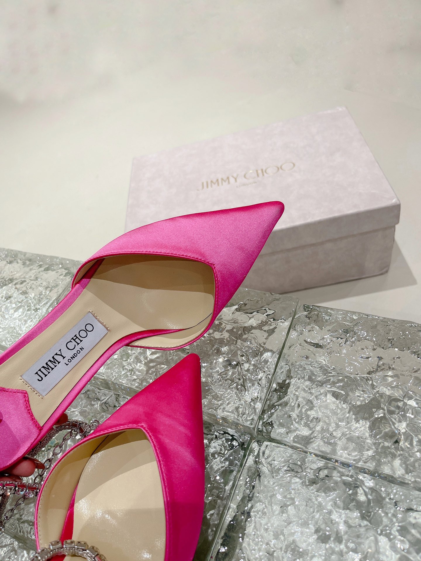 Bagsaaa J1m*y Ch00 Saeda 100 embellished satin pumps in pink