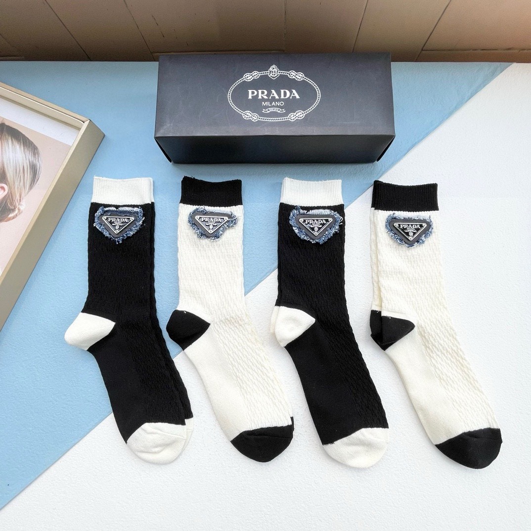 Bagsaaa Pra*a Logo White and Black Socks Set