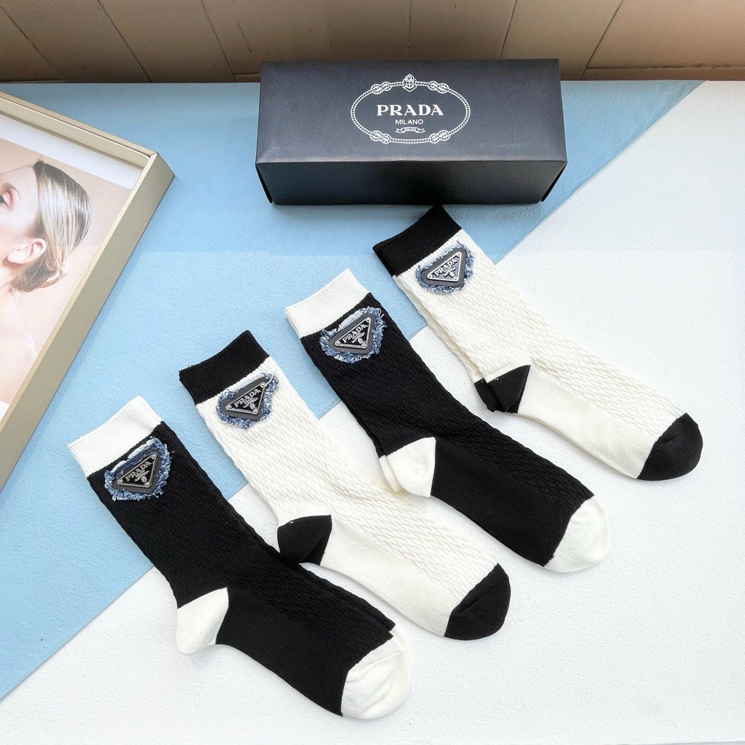 Bagsaaa Pra*a Logo White and Black Socks Set
