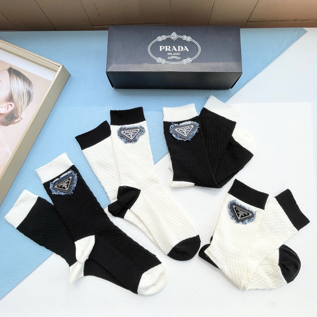 Bagsaaa Pra*a Logo White and Black Socks Set