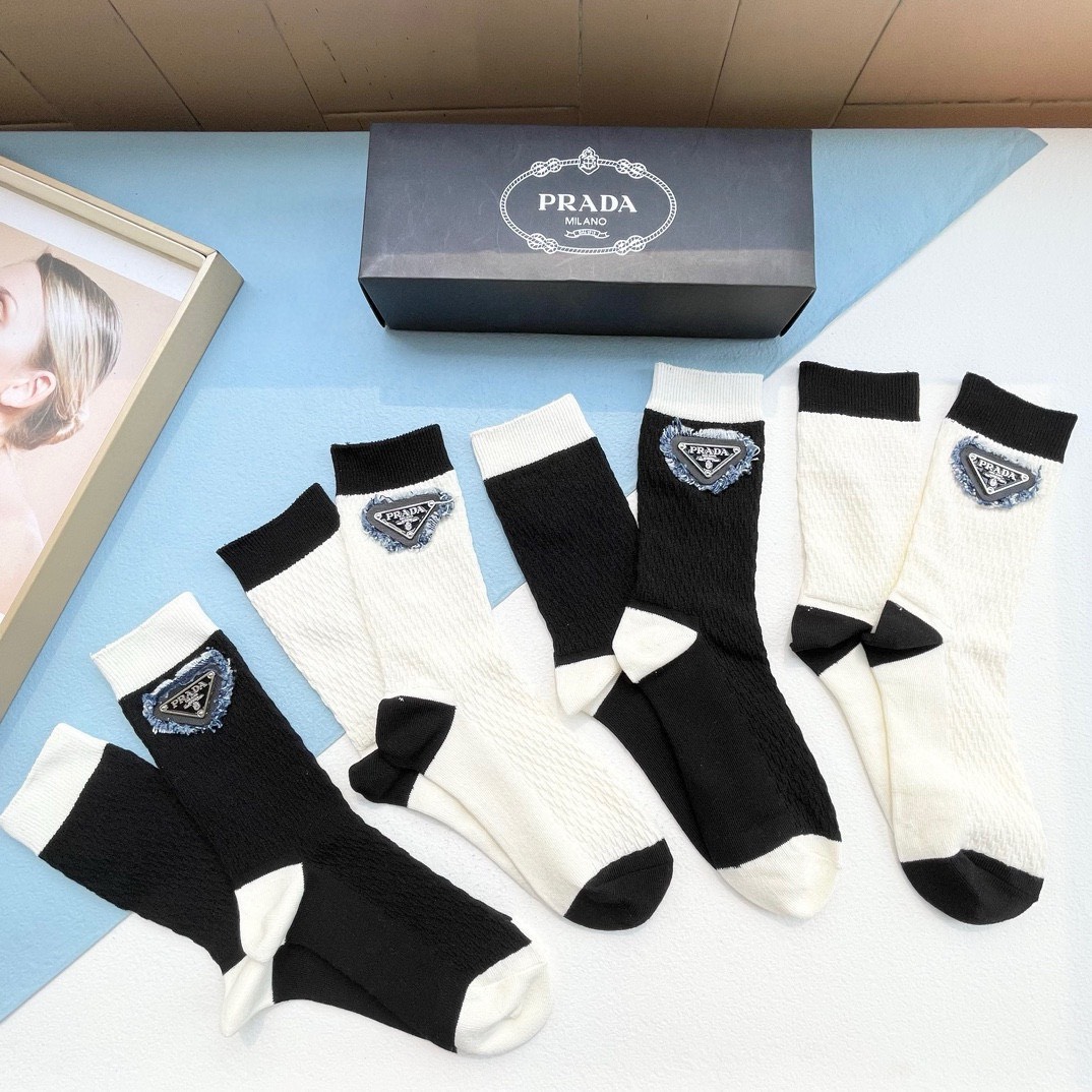 Bagsaaa Pra*a Logo White and Black Socks Set