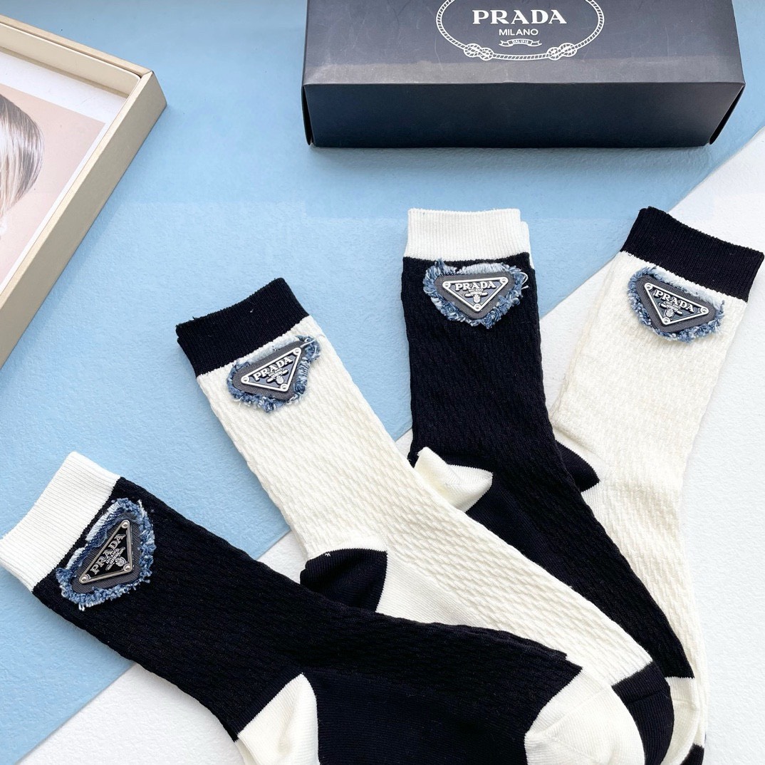 Bagsaaa Pra*a Logo White and Black Socks Set
