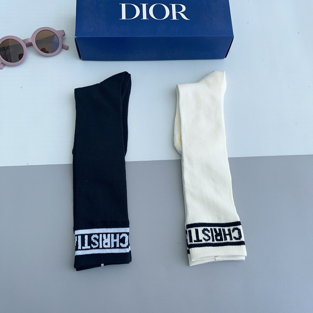 Bagsaaa D10r Black and White Socks Set