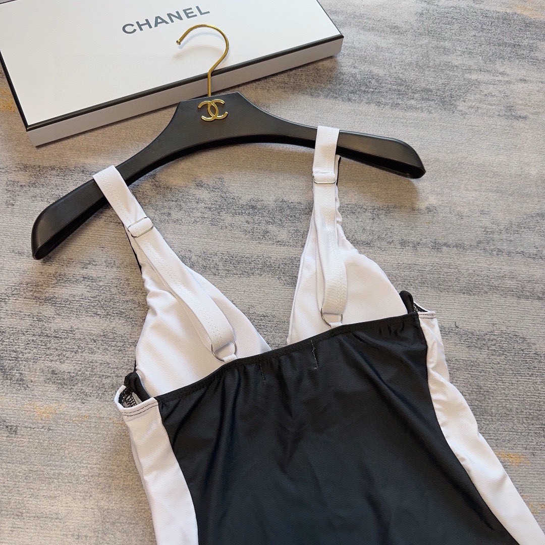 Bagsaaa Ch**el Black and White One Piece