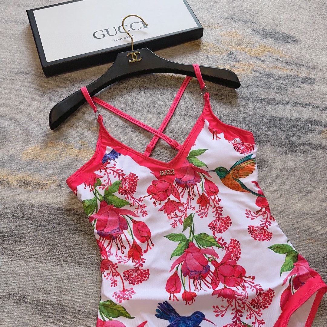 Bagsaaa Gvc*1 Red Flower One Piece Swimwear