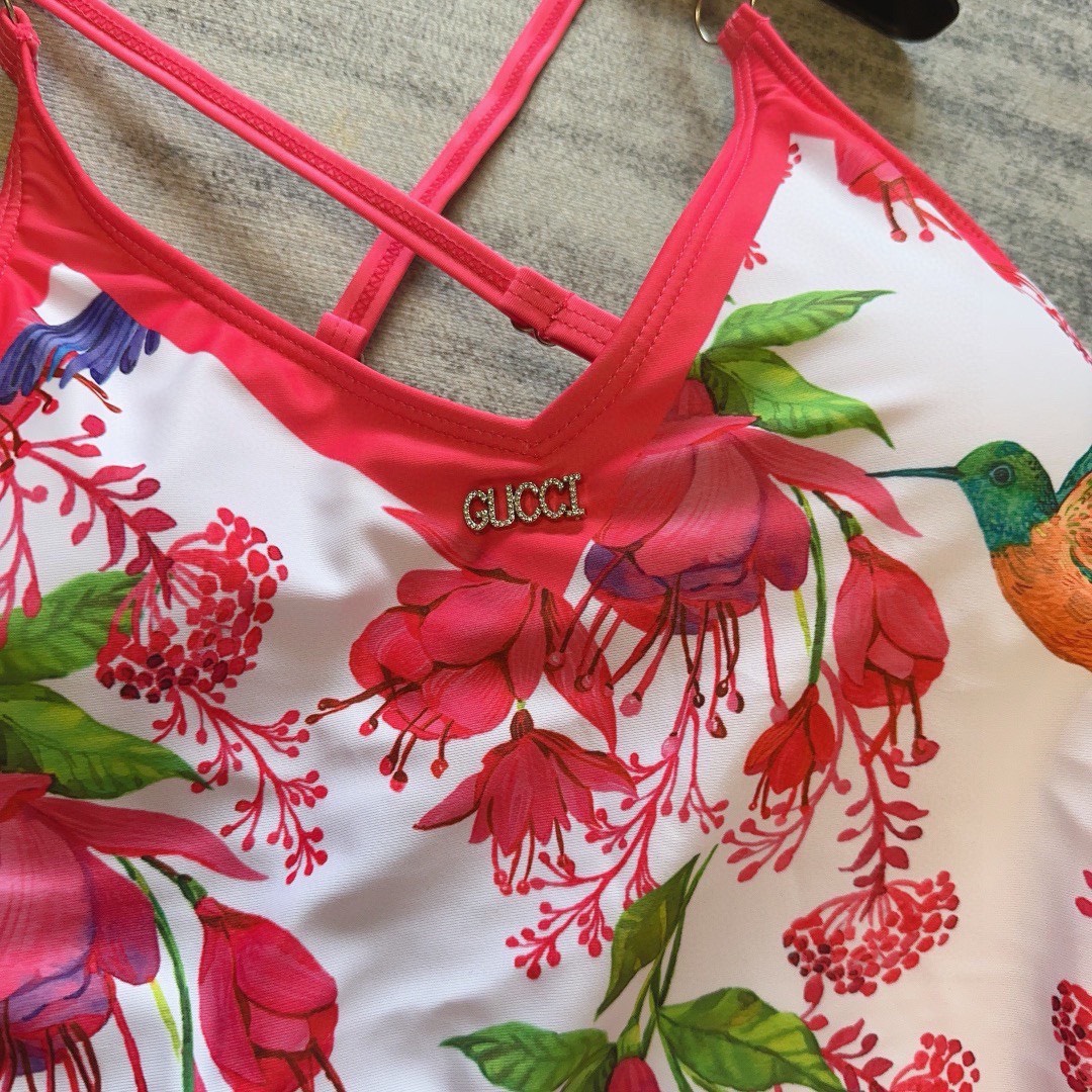 Bagsaaa Gvc*1 Red Flower One Piece Swimwear