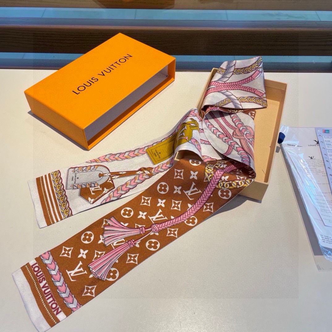 Bagsaaa L0vis Vvtt0n Silk Scarf
