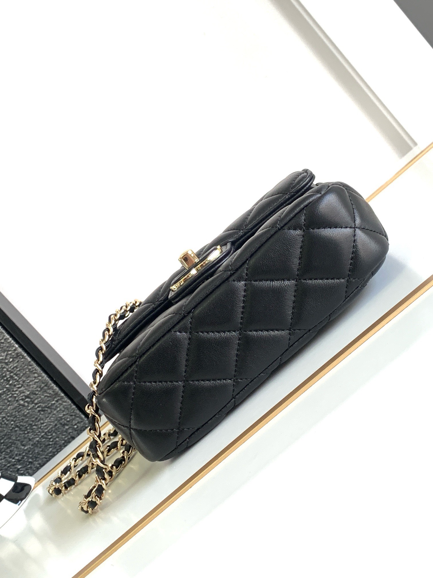 Bagsaaa Ch**el 23K Black Bag With Heart Chain - 16x12.5x4.5cm