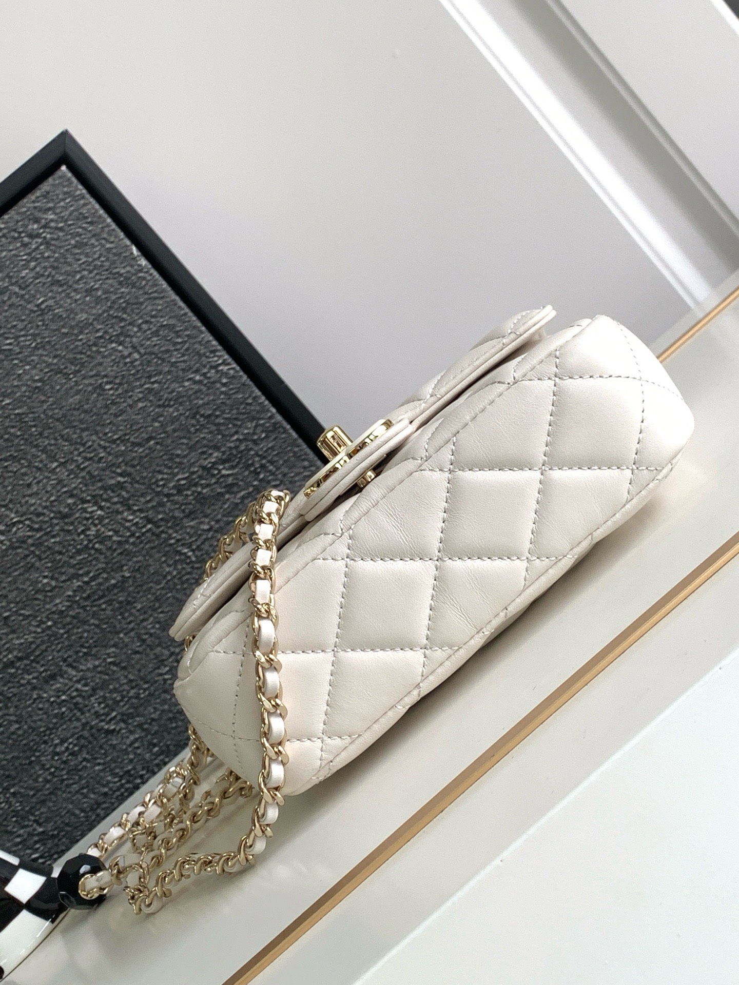 Bagsaaa Ch**el 23K White Bag With Heart Chain - 16x12.5x4.5cm