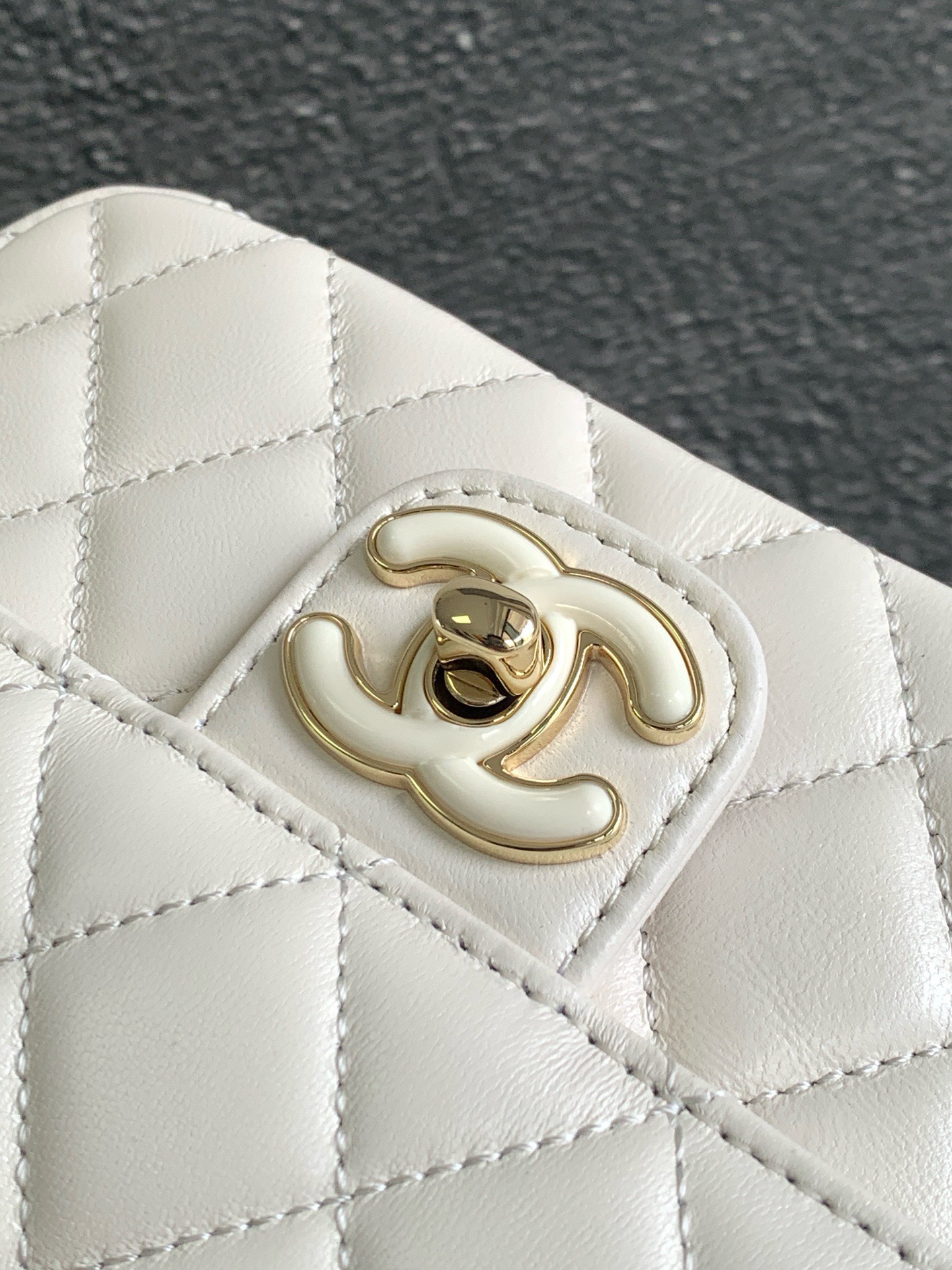 Bagsaaa Ch**el 23K White Bag With Heart Chain - 16x12.5x4.5cm