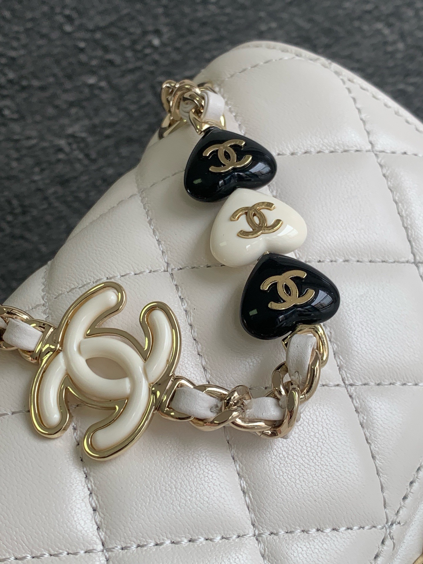 Bagsaaa Ch**el 23K White Bag With Heart Chain - 16x12.5x4.5cm