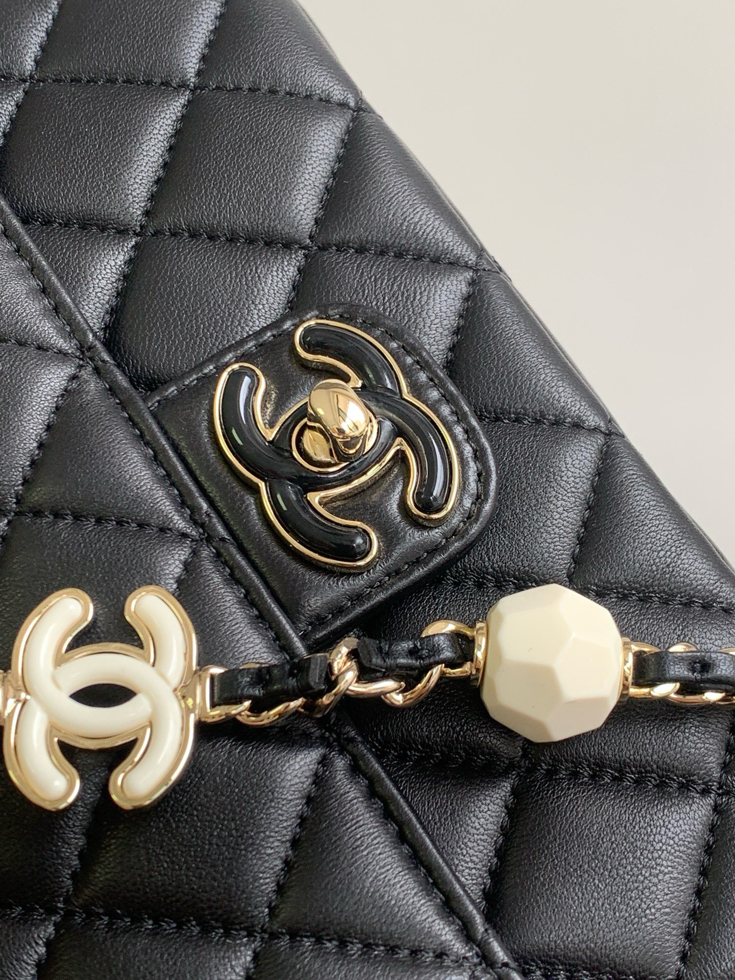 Bagsaaa Ch**el 23K Black Bag With Heart Chain - 19cm