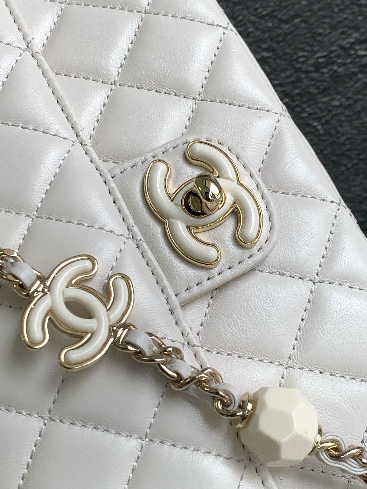 Bagsaaa Ch**el 23K White Bag With Heart Chain - 19cm